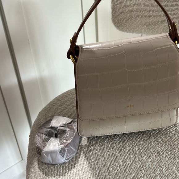 Brand new bag- used only once! Comes with shoulder strap. - Picture 3 of 4